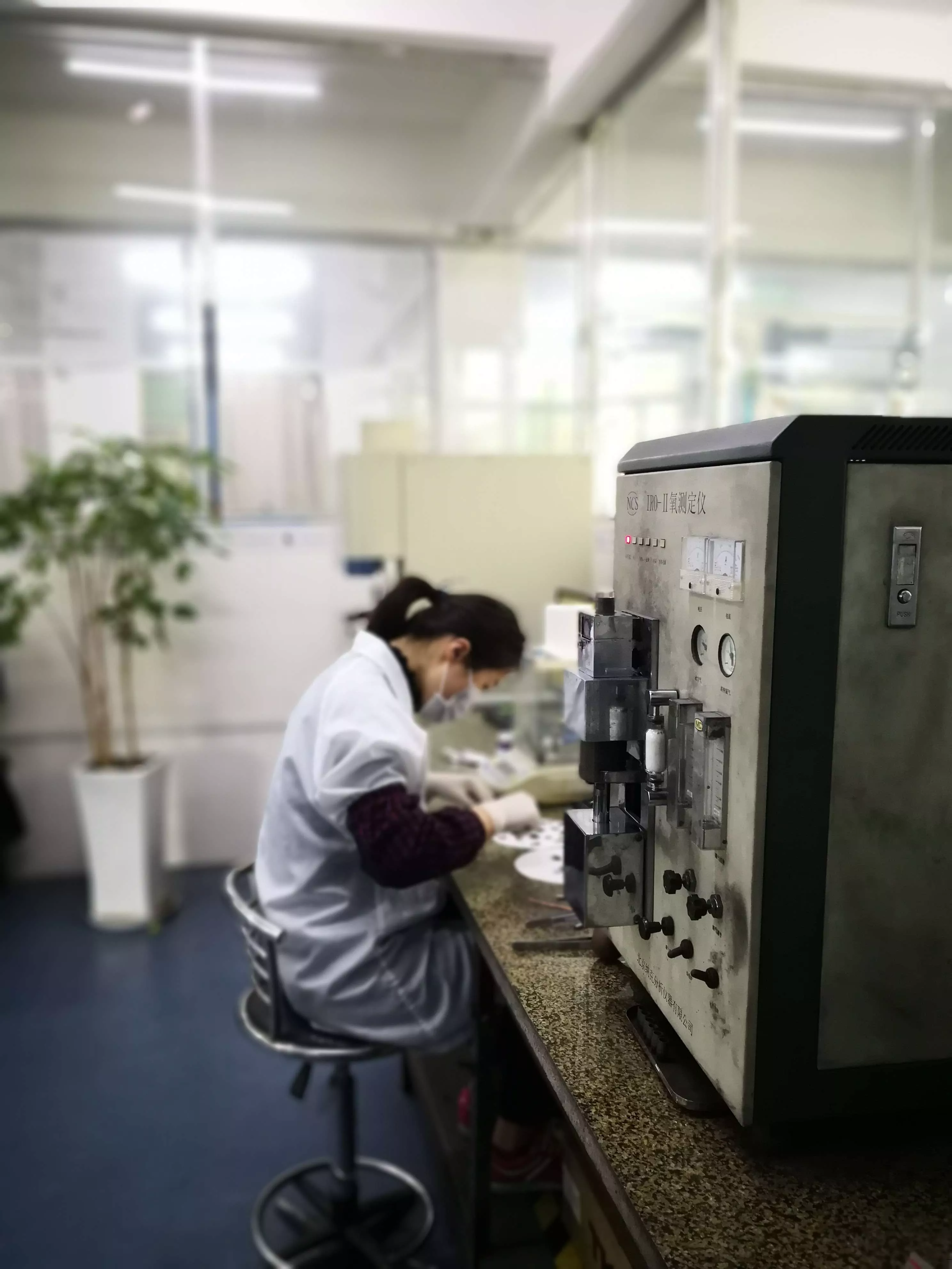 Oxygen content detector